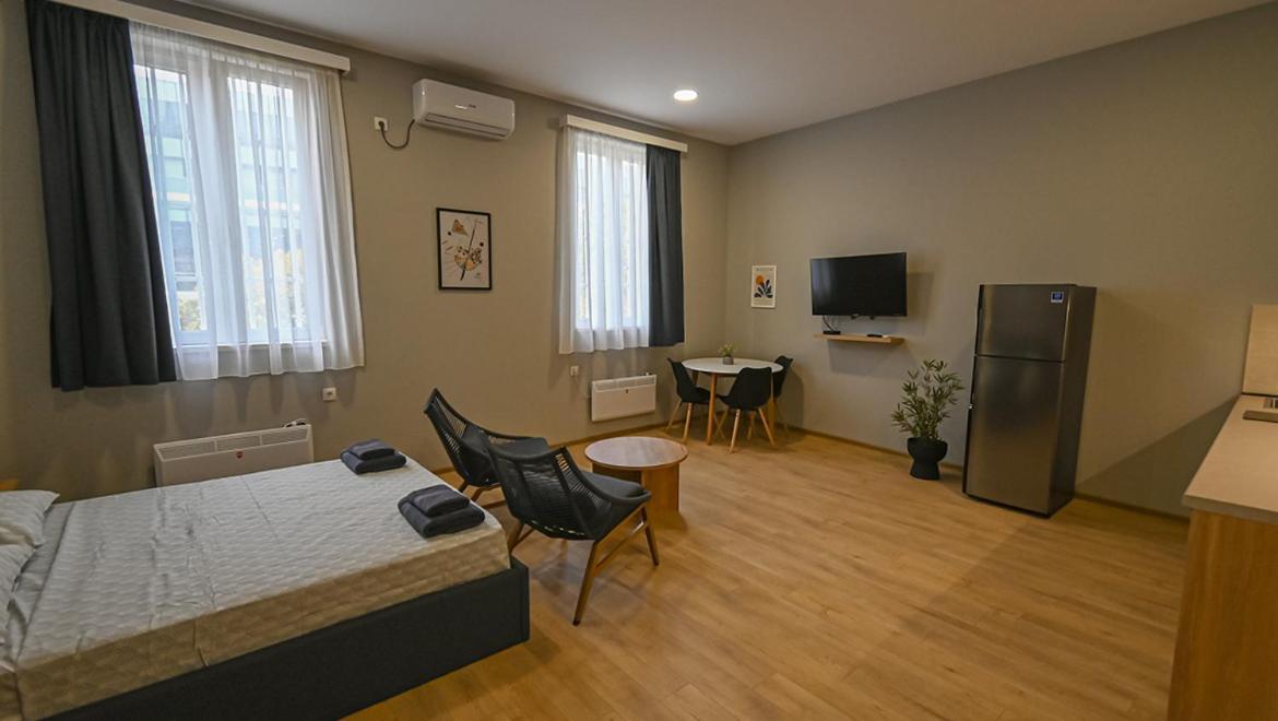 Big Studio Apt.On Liberty Square Тбилиси Екстериор снимка