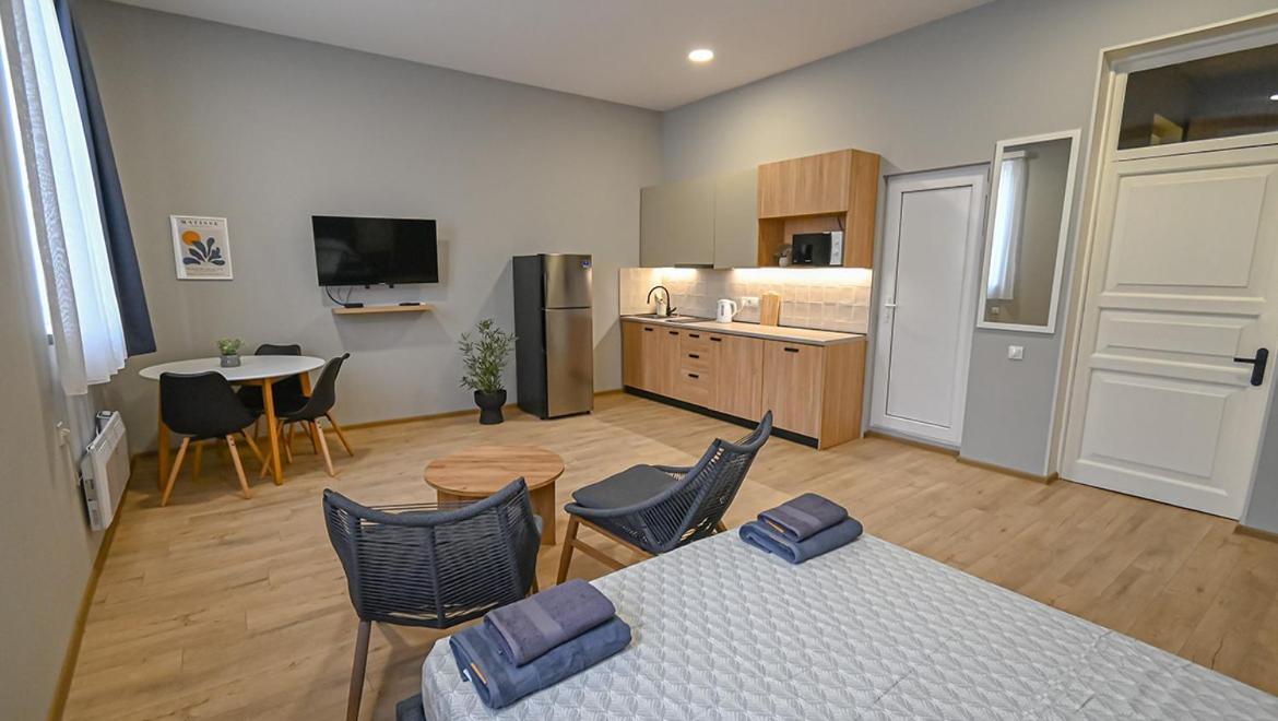 Big Studio Apt.On Liberty Square Тбилиси Екстериор снимка